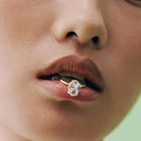 Nenola Lumière Oval Ring – goldener Ovalring voller Eleganz & Strahlkraft